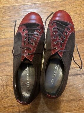 MICADEL Women's Brown Suede and Red Leather Cap-Toe Lace-Up Flats